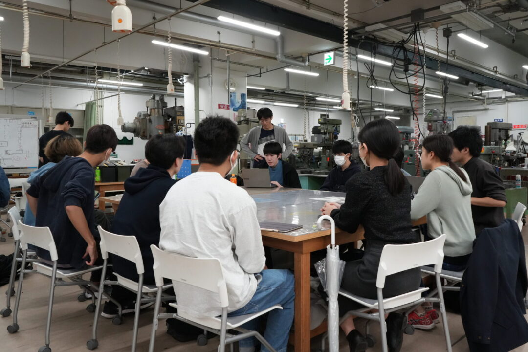 運営メンバーに現状を報告するM班