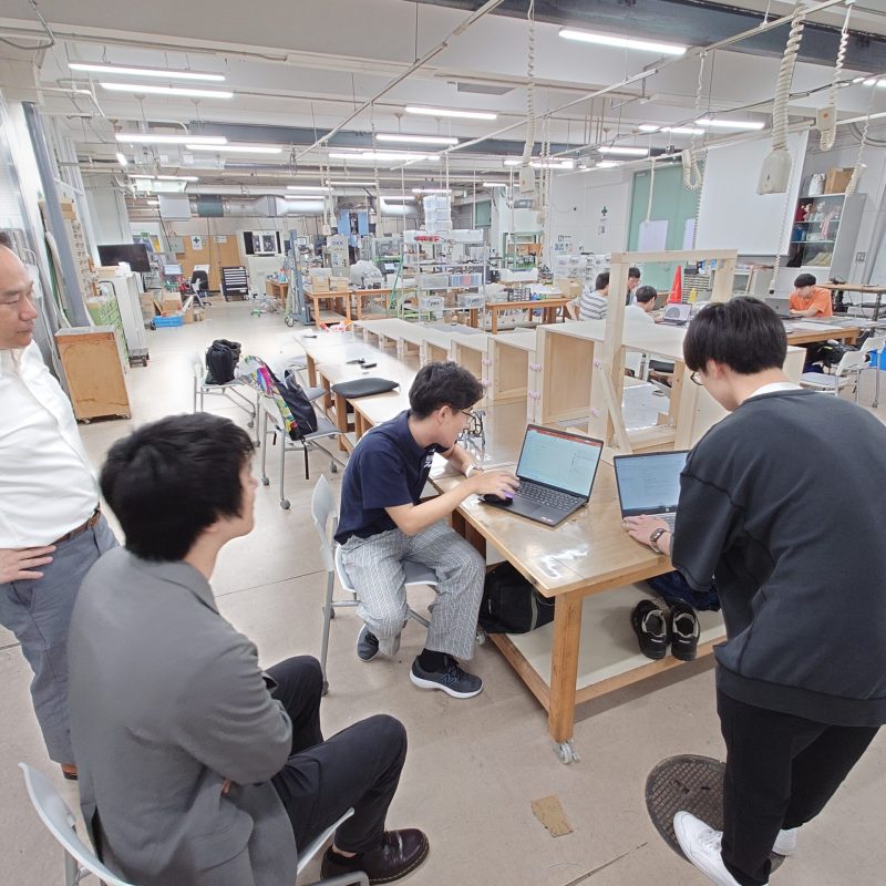 運営メンバーに現状を報告するSズキの皆さん。