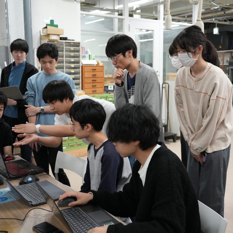運営メンバーに現状を報告するZ班。